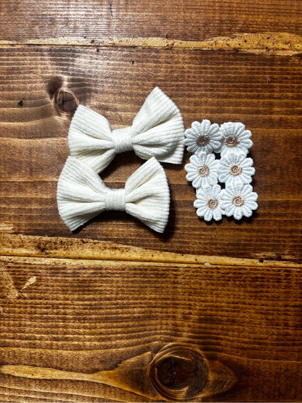 Cream Bow Clip and Daisy Appliqué Set for Kids